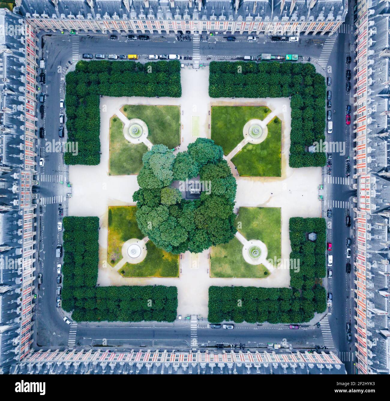 Luftaufnahme Place des Vosges und königlicher Garten im perfekten Zentrum des Palastes, ältester geplanter Platz in Paris paris, frankreich Stockfoto