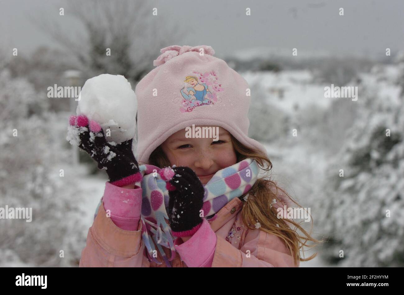 DIE 6-JÄHRIGE ALICE REECE GENIESST DEN SCHNEE IN PORTCHESTER, HAMPSHIRE. PIC MIKE WALKER, 2008 Stockfoto