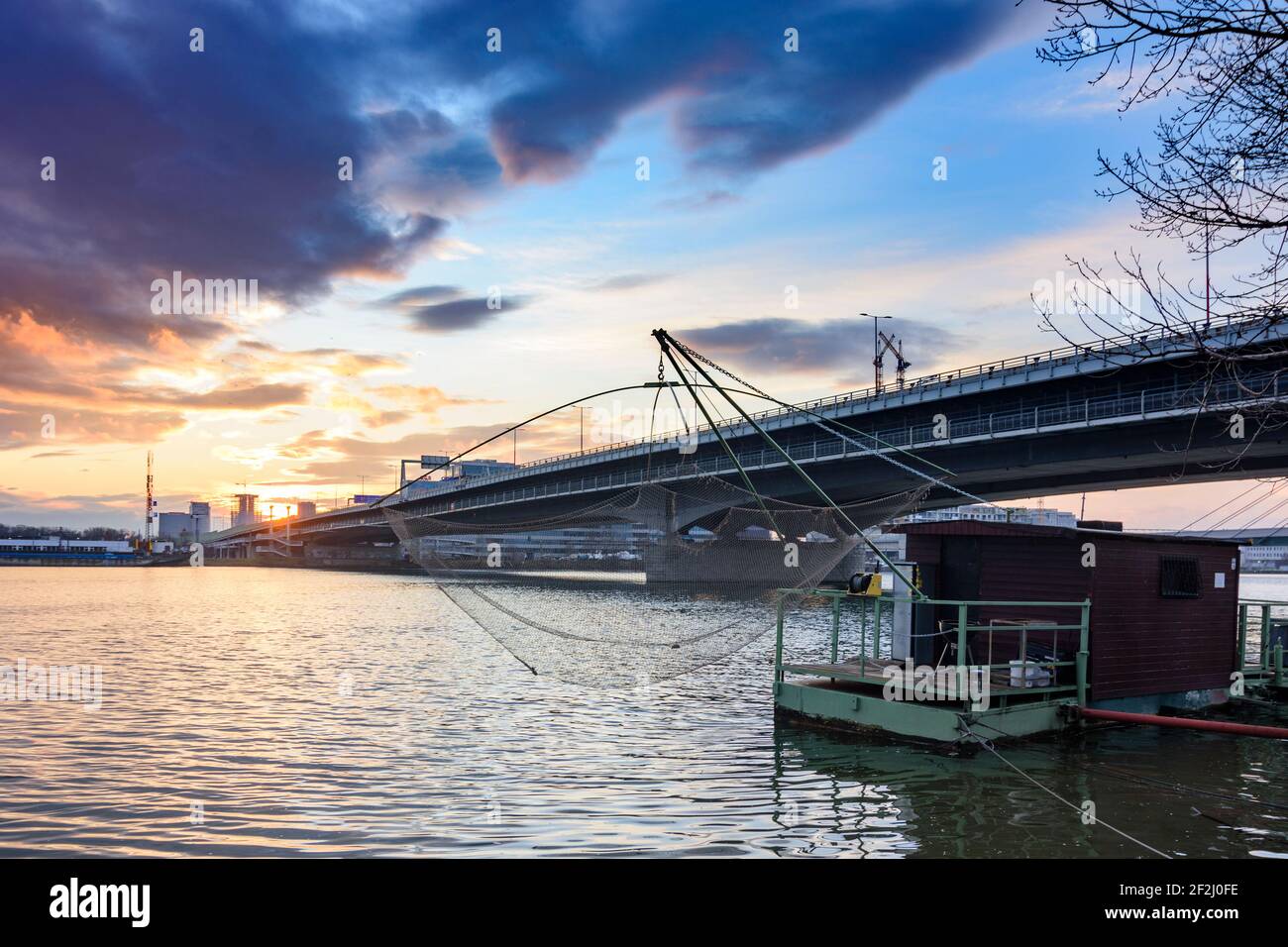 Wien, Autobahnbrücke Praterbrücke, Donau (Donau), Fischerboot mit Daubel (Hebenetz) im Jahr 02. Leopoldstadt, Wien / Wien, Österreich Stockfoto