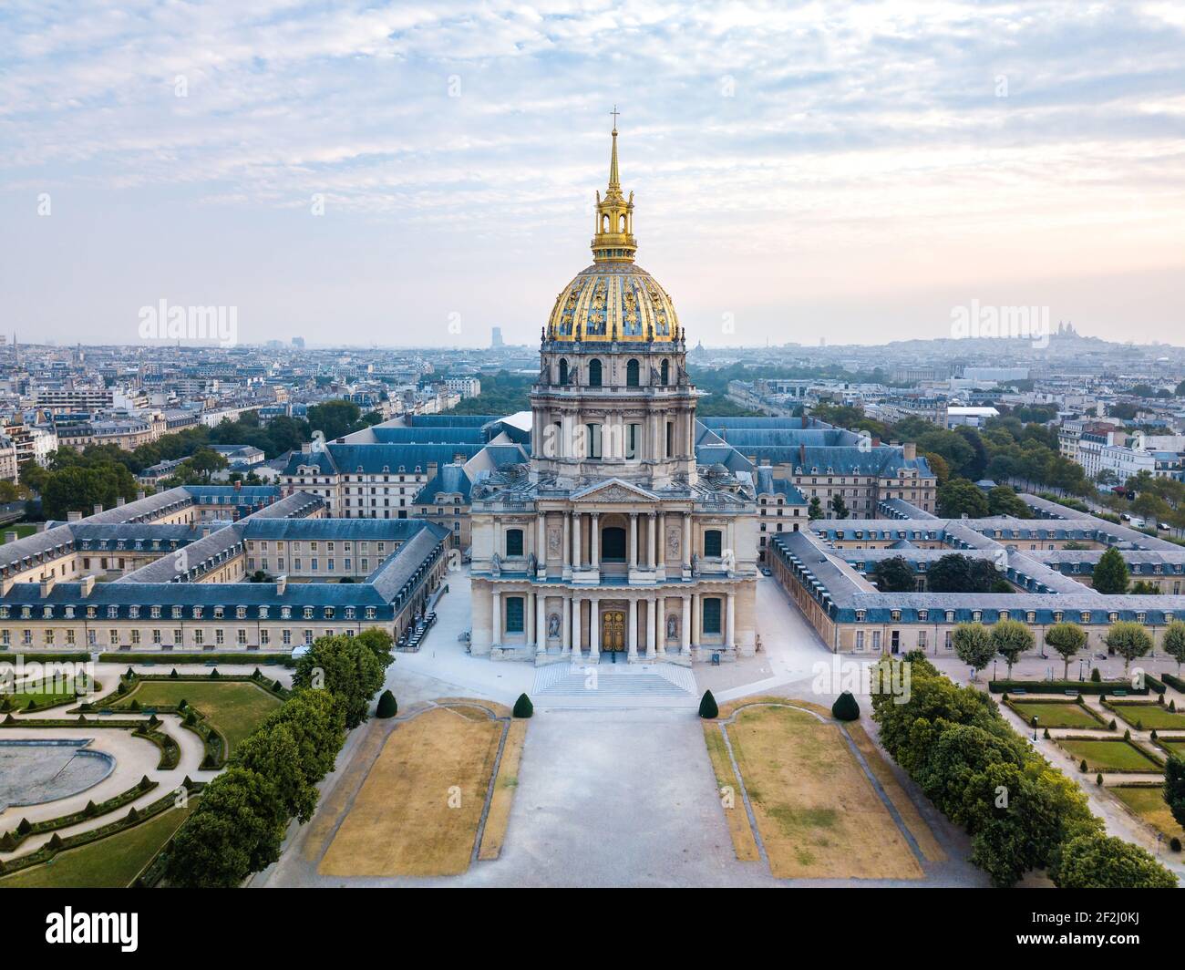 Perfekte Proportion Weitwinkel Luftaufnahme vor der Esplanade des Invalides Kathedrale Südtor (musée des armées), Paris, frankreich Stockfoto