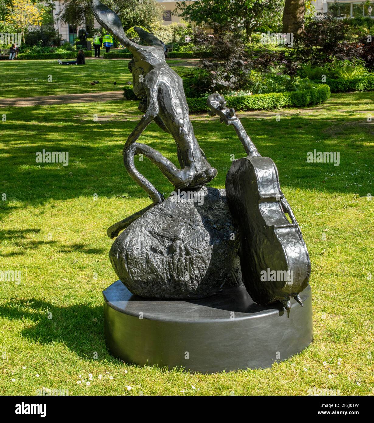 St James's Square, London; 2004 Bronzeskulptur von Barry Flanagan, 'Large Troubador' auf dem Platz, bevor er bei Christie's versteigert wurde. Stockfoto