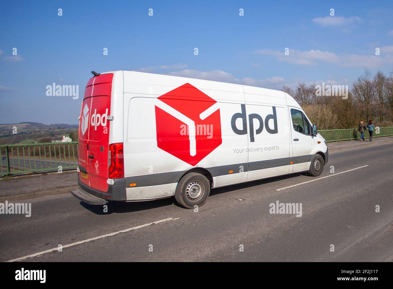 DPD Vans Spedition, Spedition Delivery Trucks am M6 in Manchester, UK Stockfoto