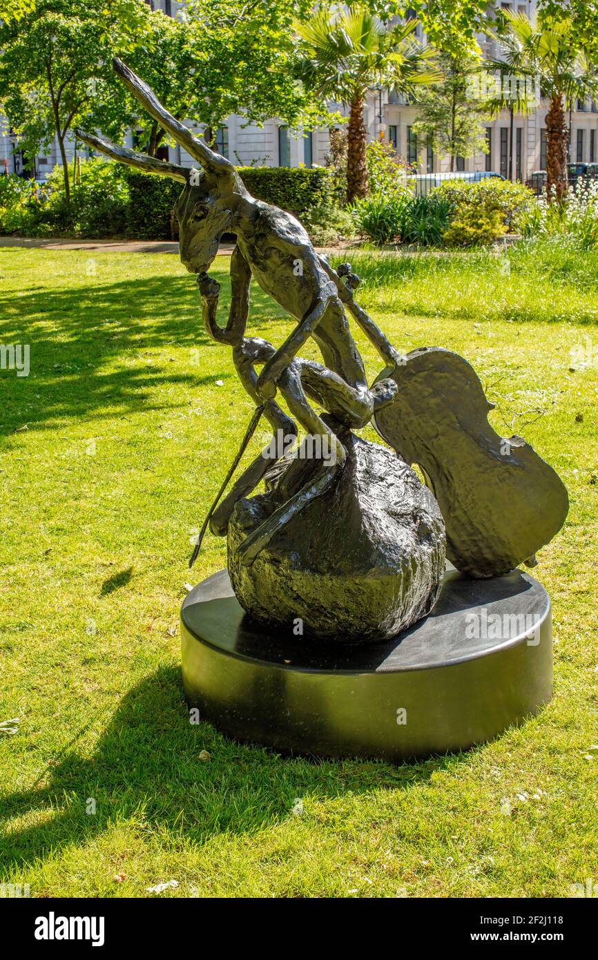 St James's Square, London; 2004 Bronzeskulptur von Barry Flanagan, 'Large Troubador' auf dem Platz, bevor er bei Christie's versteigert wurde. Stockfoto