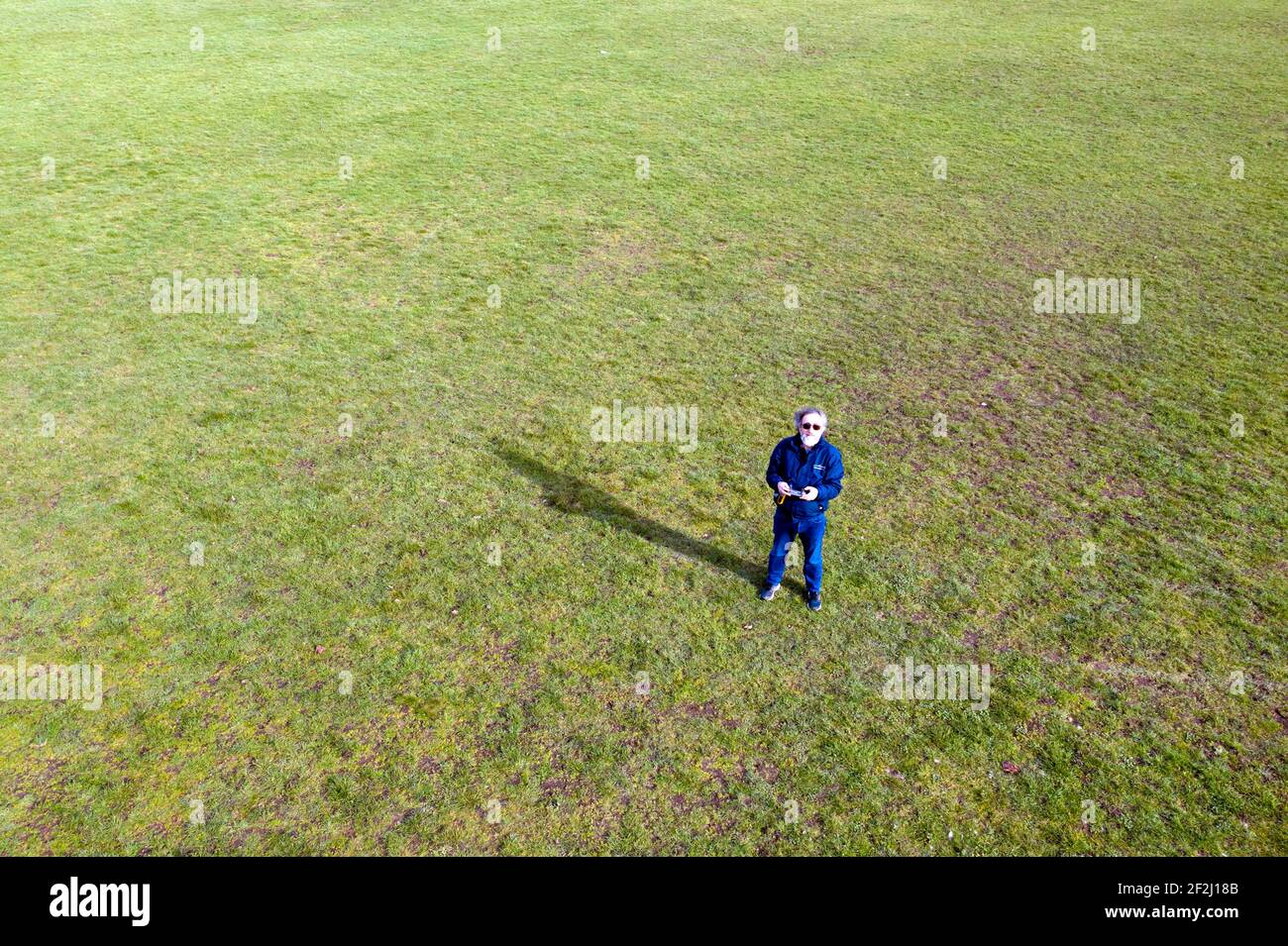 Ein Drohnenpilot, Training für das Kompetenzzertifikat A2, als Teil der neuen offenen Kategorie der EU-Drohnenverordnung, die am 31Dec 2020 eingeführt wurde Stockfoto
