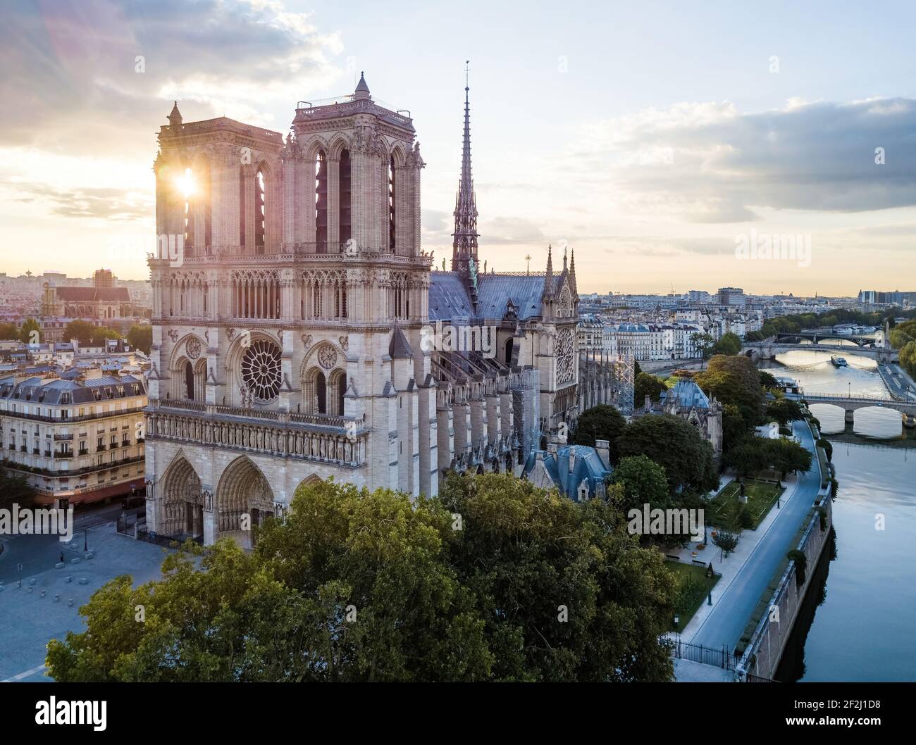 Luftaufnahme der mittelalterlichen katholischen Kathedrale Notre Dame