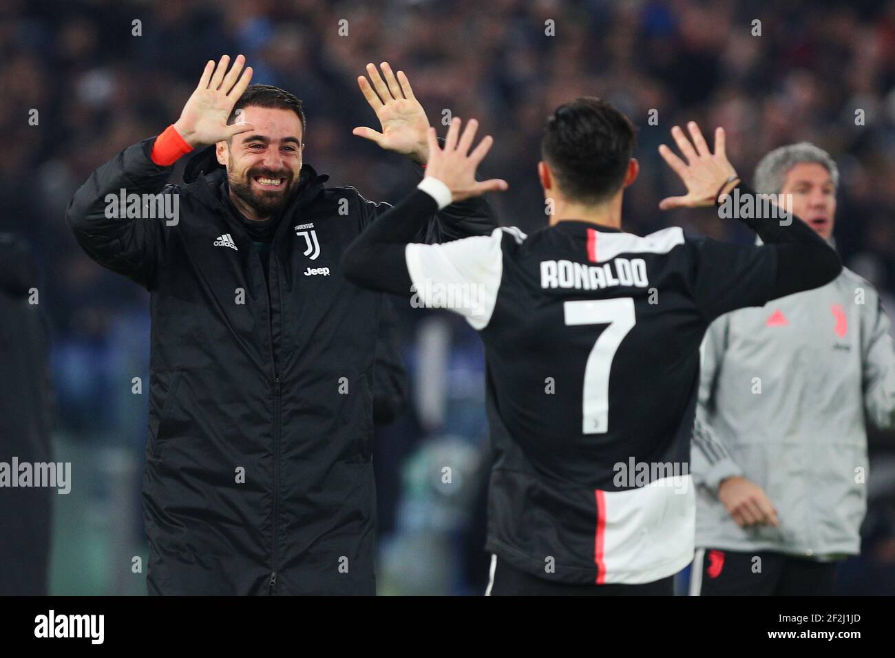 Cristiano Ronaldo von Juventus feiert mit Torwart Carlo Pinsoglio nach erzielte 0-1 Tor während der italienischen Meisterschaft Serie EIN Fußballspiel zwischen SS Lazio und Juventus am 7. Dezember 2019 im Stadio Olimpico in Rom, Italien - Foto Federico Proietti / DPPI Stockfoto