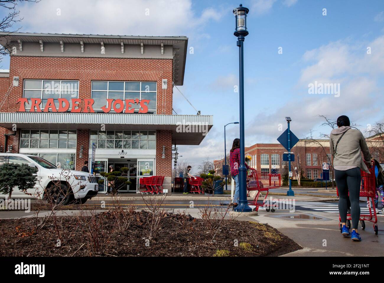 Rockbridge, Usa. März 2021, 11th. Käufer stehen außerhalb von Trader Joe's an, der aufgrund der Einschränkungen durch das Coronavirus nur eine begrenzte Kapazität hat. Kredit: SOPA Images Limited/Alamy Live Nachrichten Stockfoto