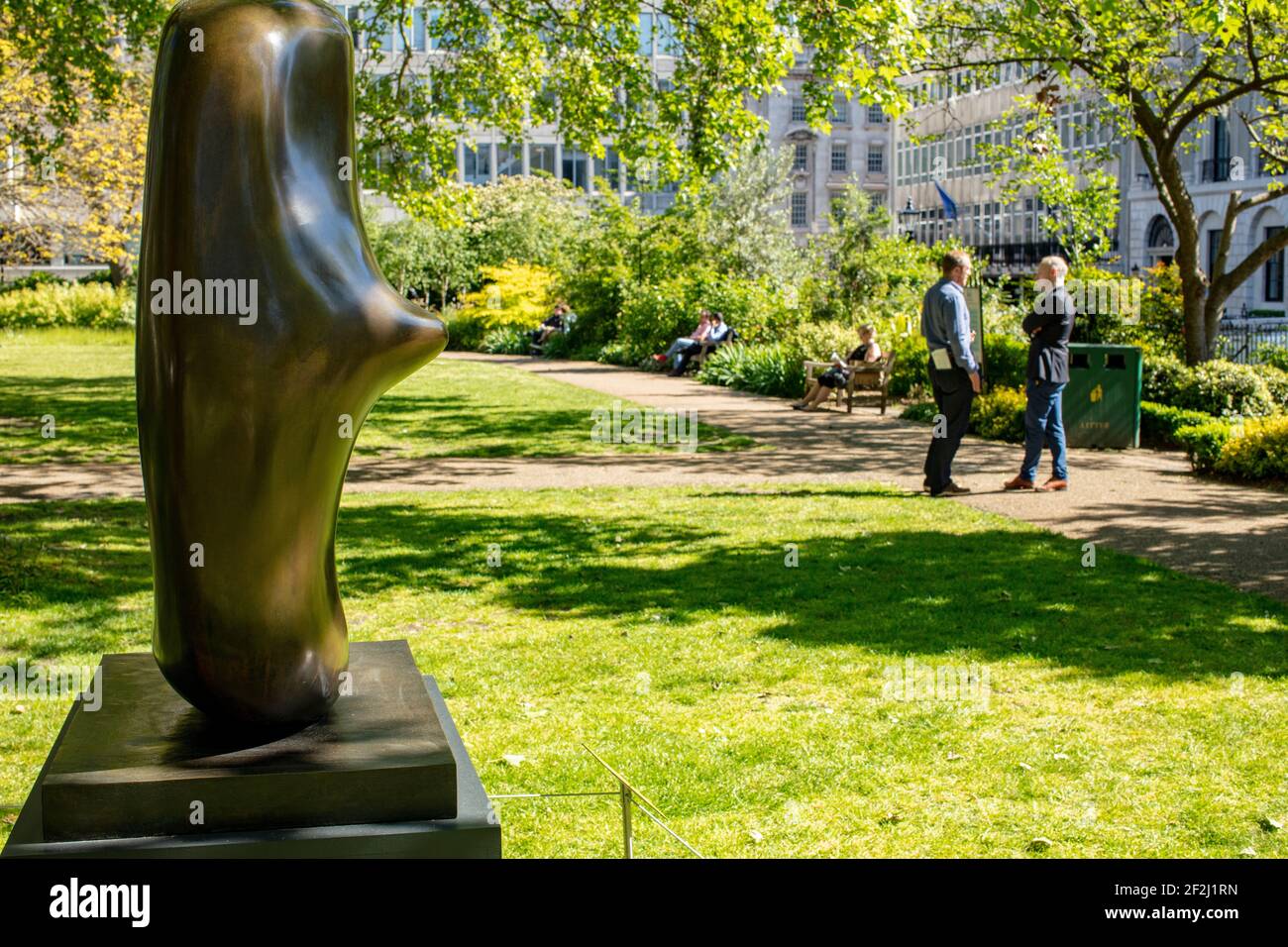 Bronzestatue von Henry Moore (Arbeitsmodell für Oval mit Punkten) auf dem St. James's Square, London, bevor sie bei Christie's versteigert wurde Stockfoto