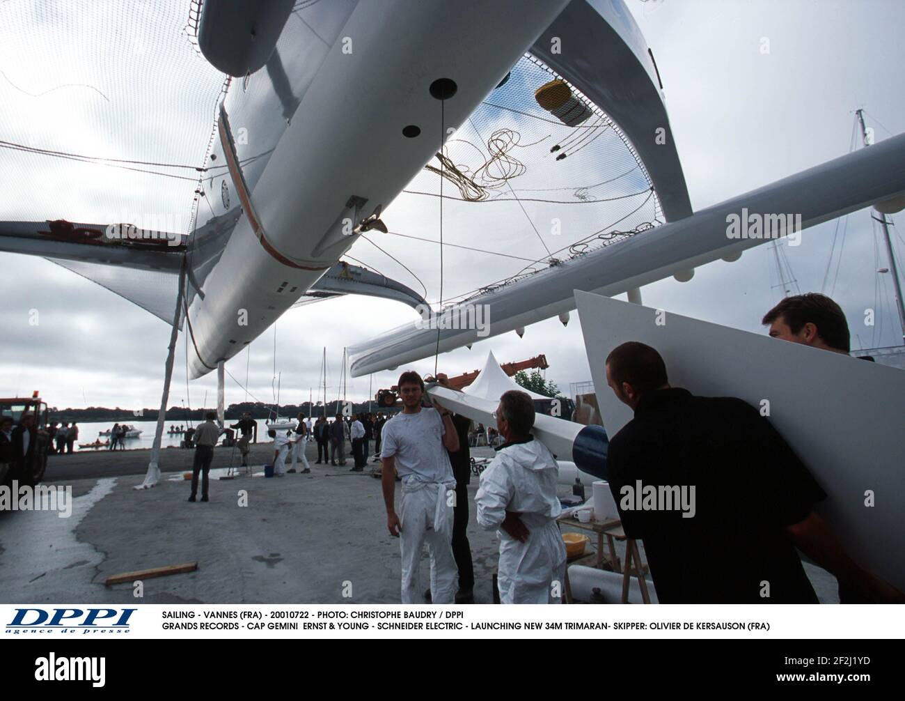 SEGELN - VANNES (FRA) - 20010722 - FOTO: CHRISTOPHE BAUDRY / DPPI GRANDS RECORDS - CAP GEMINI ERNST & YOUNG - SCHNEIDER ELECTRIC - START DES NEUEN TRIMARAN-SKIPPERS 34M: OLIVIER DE KERSAUSON (FRA) Stockfoto