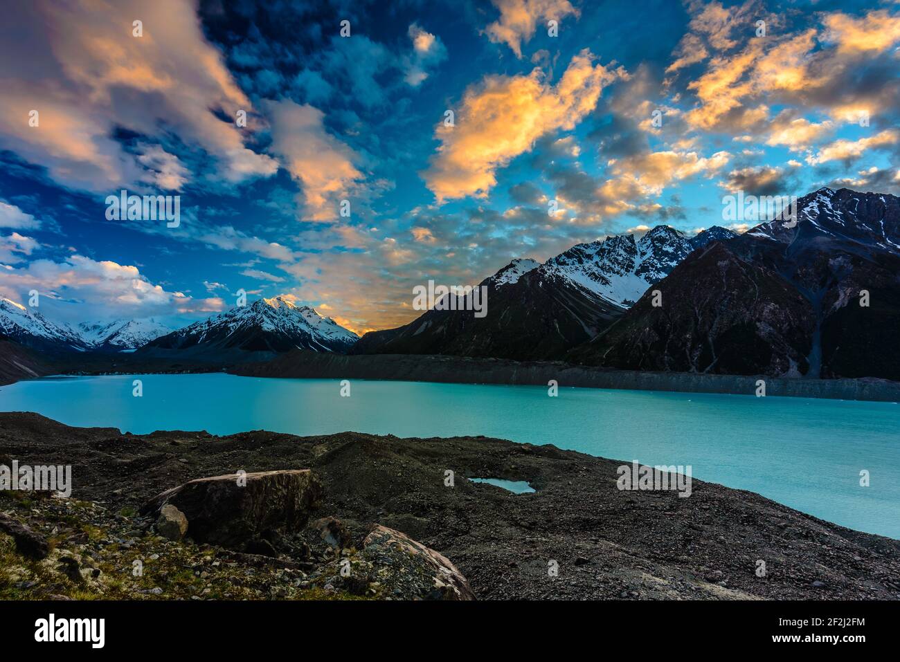 Farbenprächtiger Himmel bei Sonnenaufgang über dem schneebedeckten Bergrücken. Morgen in den Bergen am Tasman Lake, Neuseeland. Stockfoto