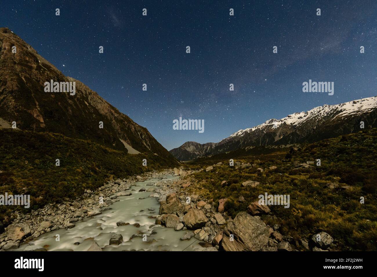 Blick auf den Hooker River im Hooker Valley, Neuseeland. Trekking vor Sonnenaufgang. Sternenhimmel. Stockfoto