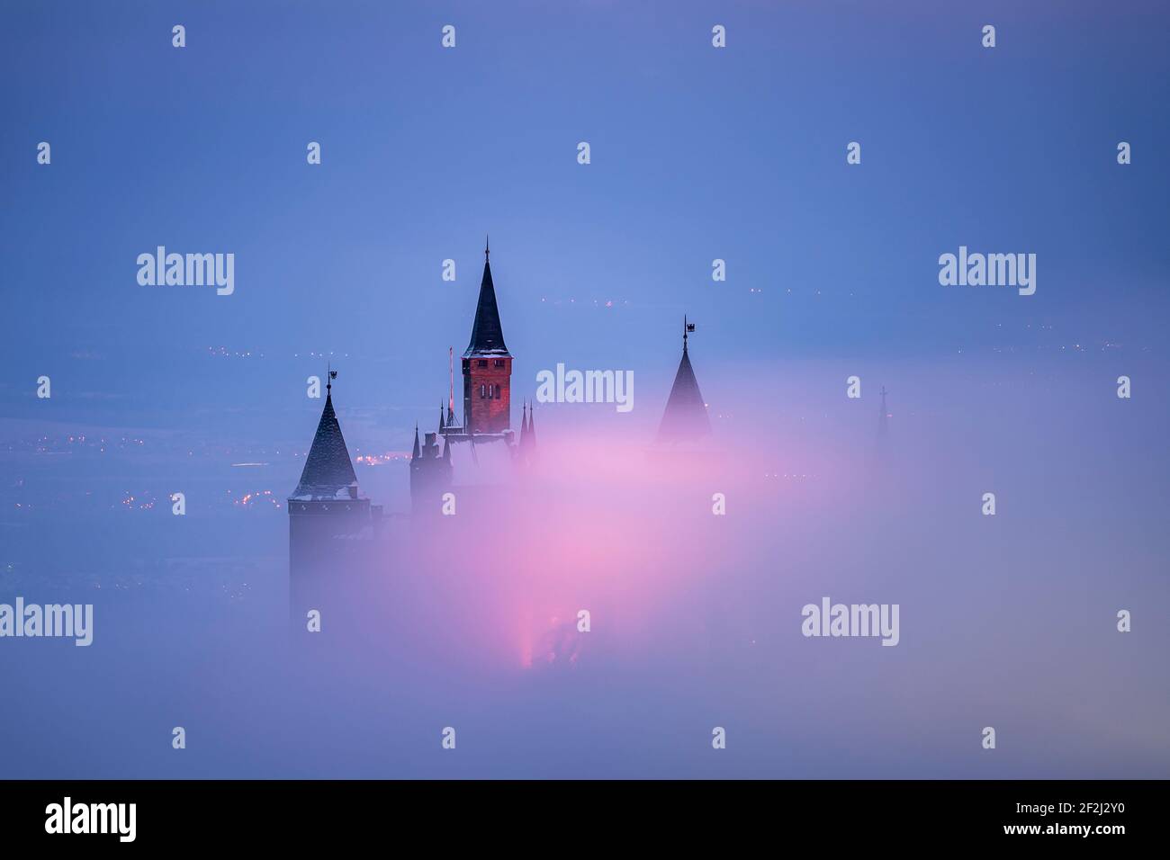 Burg Hohenzollern, Nebel, Licht, Türme, Schwäbische Alb, Baden-Württemberg, Deutschland, Europa Stockfoto
