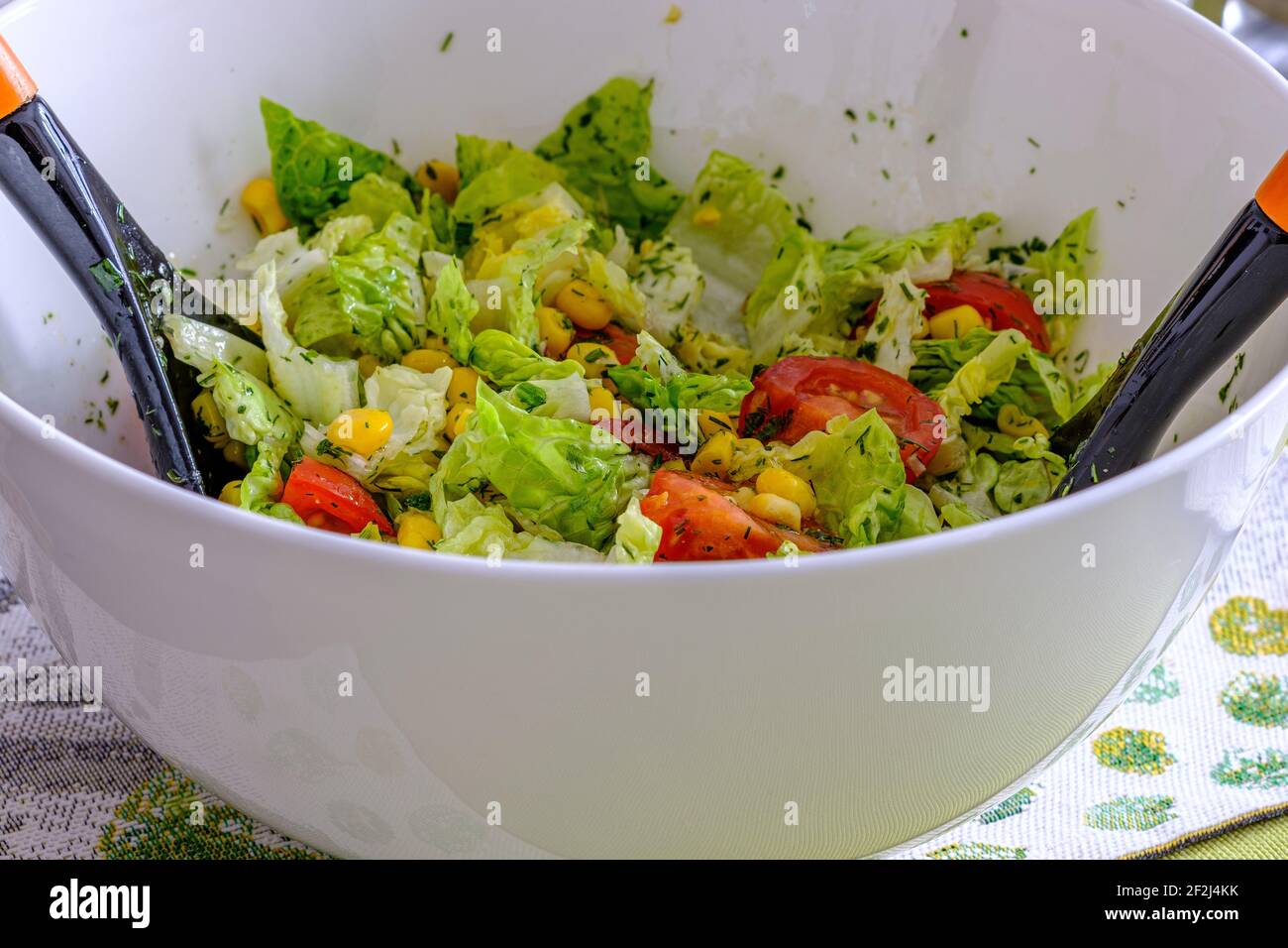 Nahaufnahme mit einer Salatschüssel mit frischem gemischten Salat Stockfoto