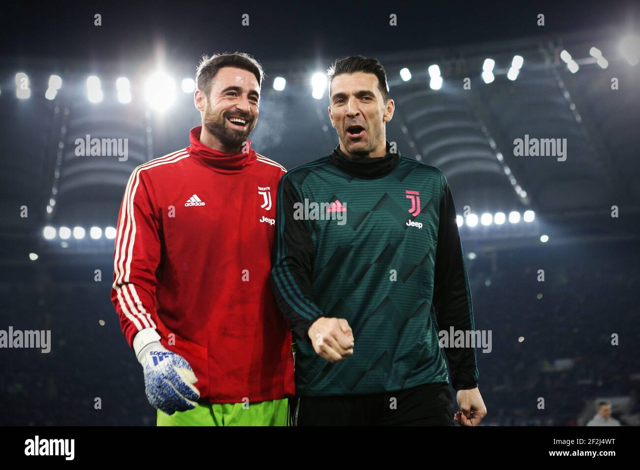 Juventus Torwart Carlo Pinsoglio (L) und Gianluigi Buffon (R) sprechen sich am Ende des Warm-Up vor der italienischen Meisterschaft Serie A Fußballspiel zwischen AS Roma und Juventus am 12. Januar 2020 im Stadio Olimpico in Rom, Italien - Foto Federico Proietti / DPPI Stockfoto