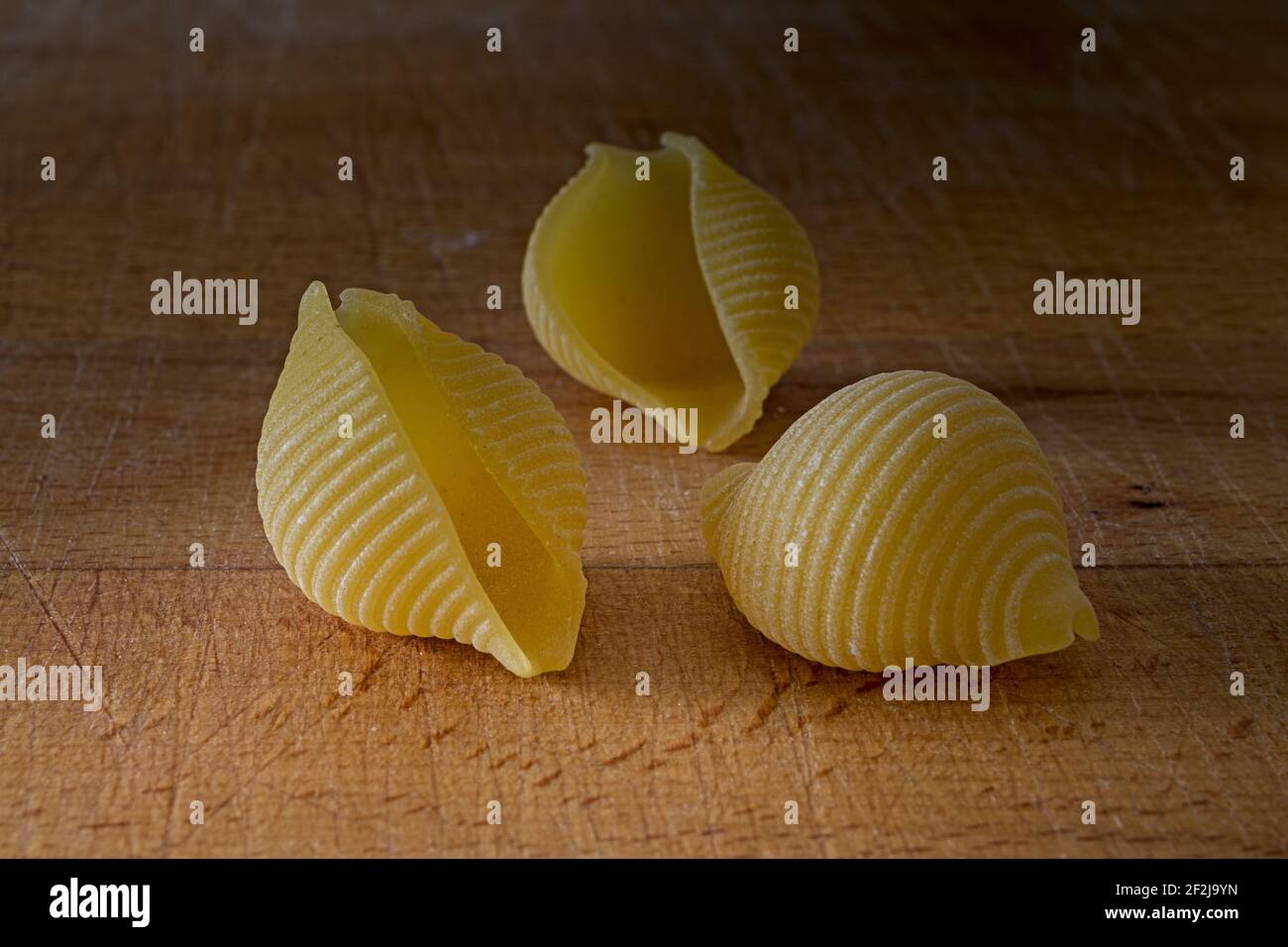 Pasta italiana Pasta conchiglie sul tagliere di legno primo Piano Stockfoto