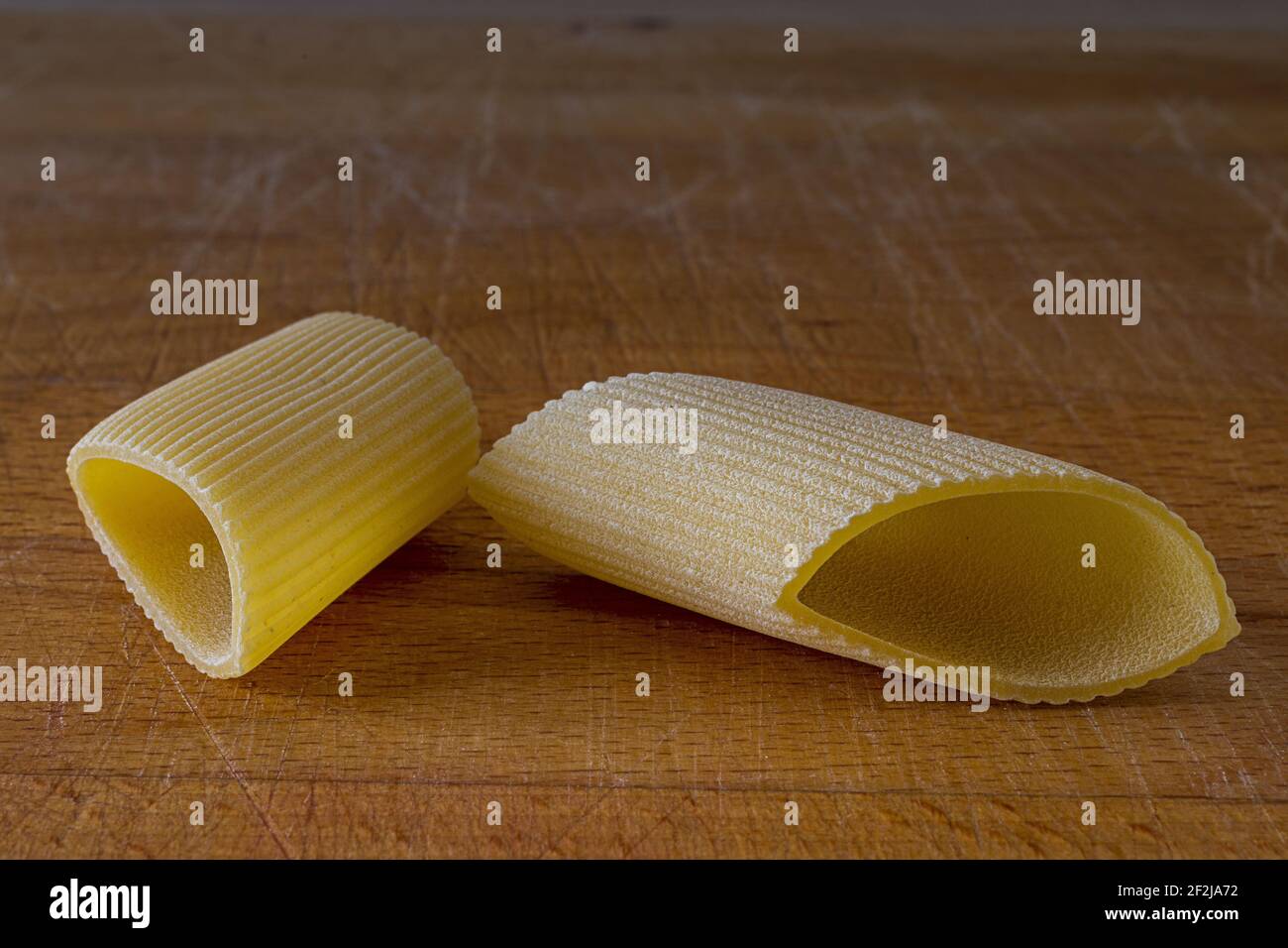 Pasta italiana Pasta pennoni rigati sul tagliere di legno primo Klavier Stockfoto