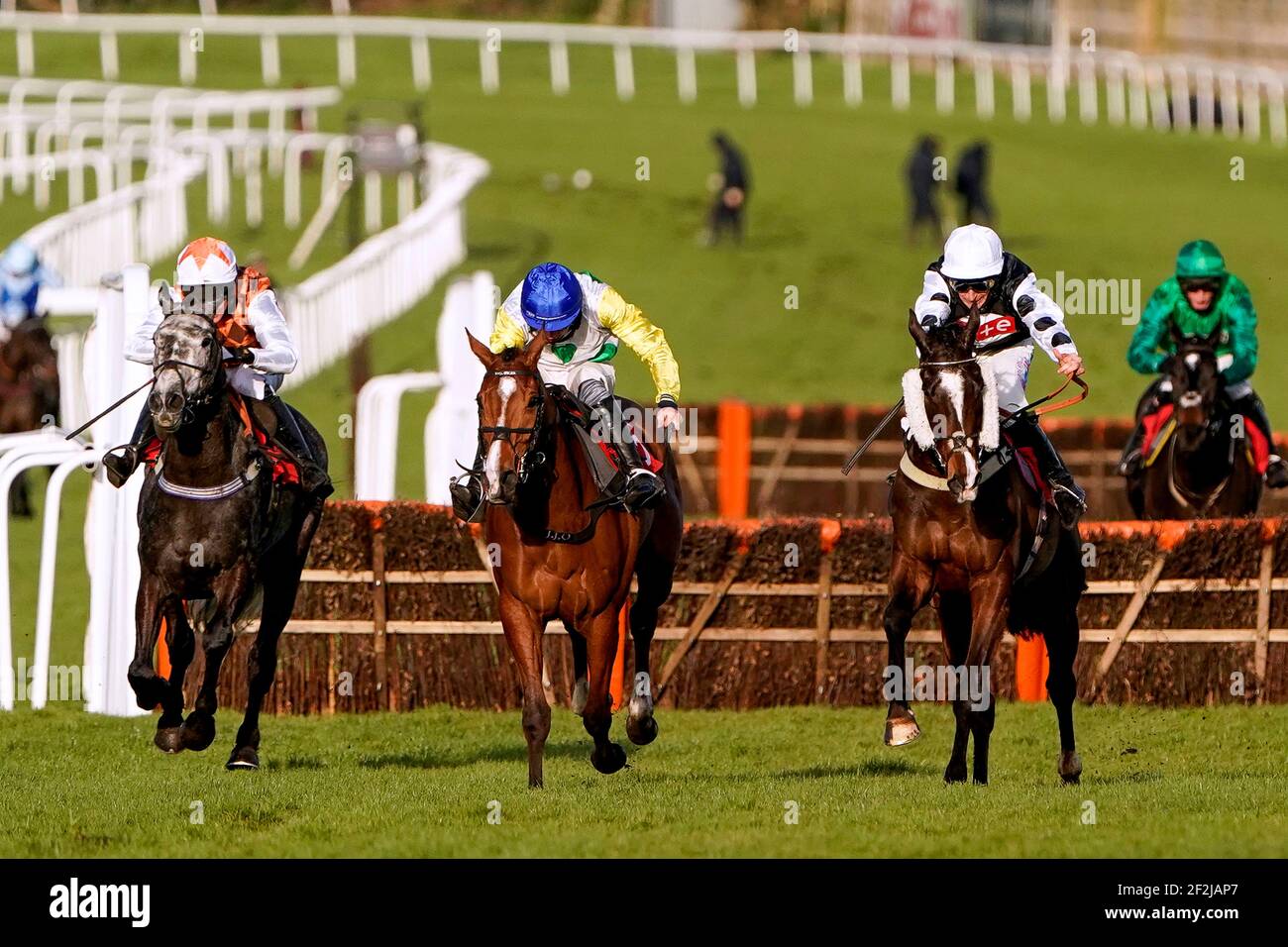 Bard of Brittany geritten von Marc Goldstein (rechts) auf dem Weg zum Gewinn der Paddy Power '4 Sleeps to Cheltenham' Handicap Hürde auf Sandown Park Racecourse, Esher. Bilddatum: Freitag, 12. März 2021. Stockfoto