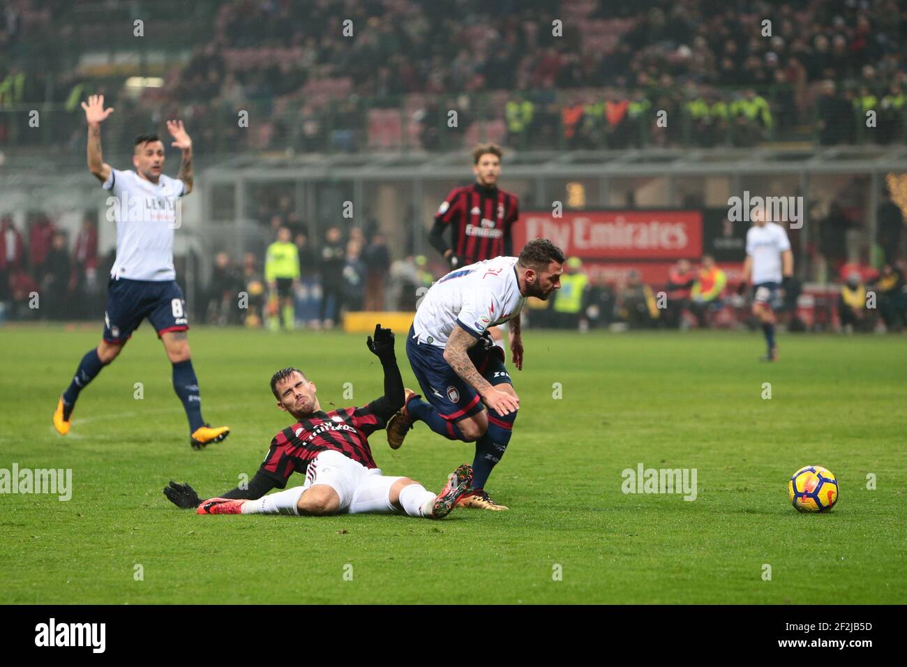 Suso von AC Mailand, Oliver Kragl von FC Crotone, während der italienischen Serie EIN Fußballspiel zwischen AC Mailand und FC Crotone bei Giuseppe Meazza - San Siro Stadion in Mailand in Italien am 6. Januar 2018, Foto Morgese - Rossini / DPPI Stockfoto