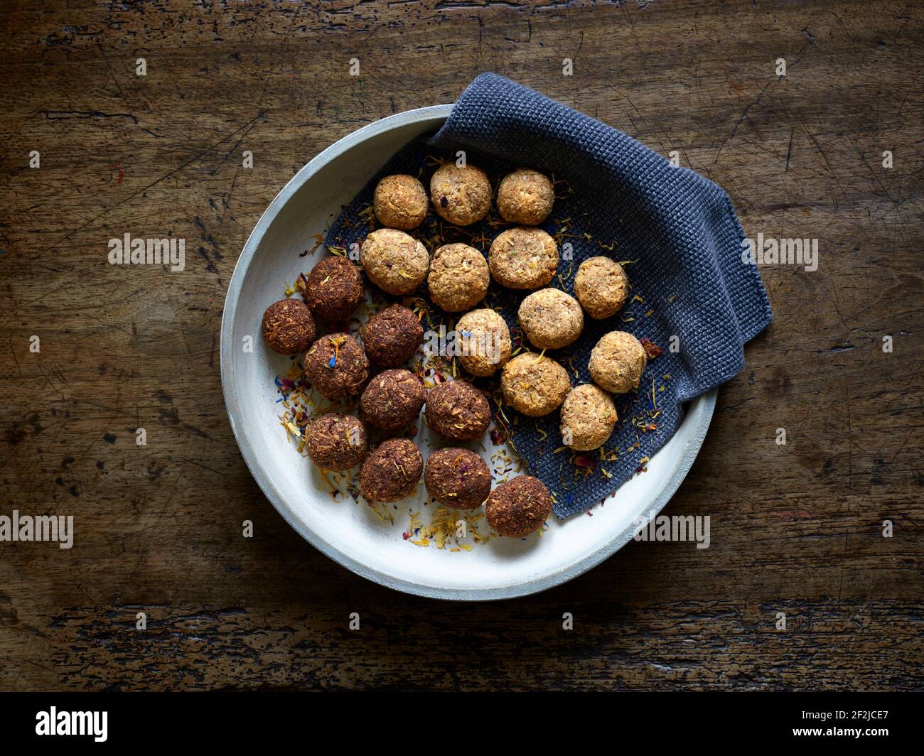 Betreuung von ayurvedischen Mandelplätzchen mit Kakao oder Zitrone in Eine Schüssel Stockfoto