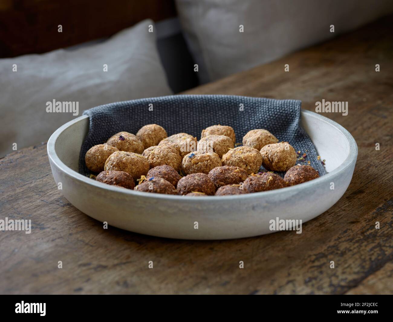 Ayurvedische Mandelplätzchen mit Kakao oder Zitrone in einer Schüssel Stockfoto