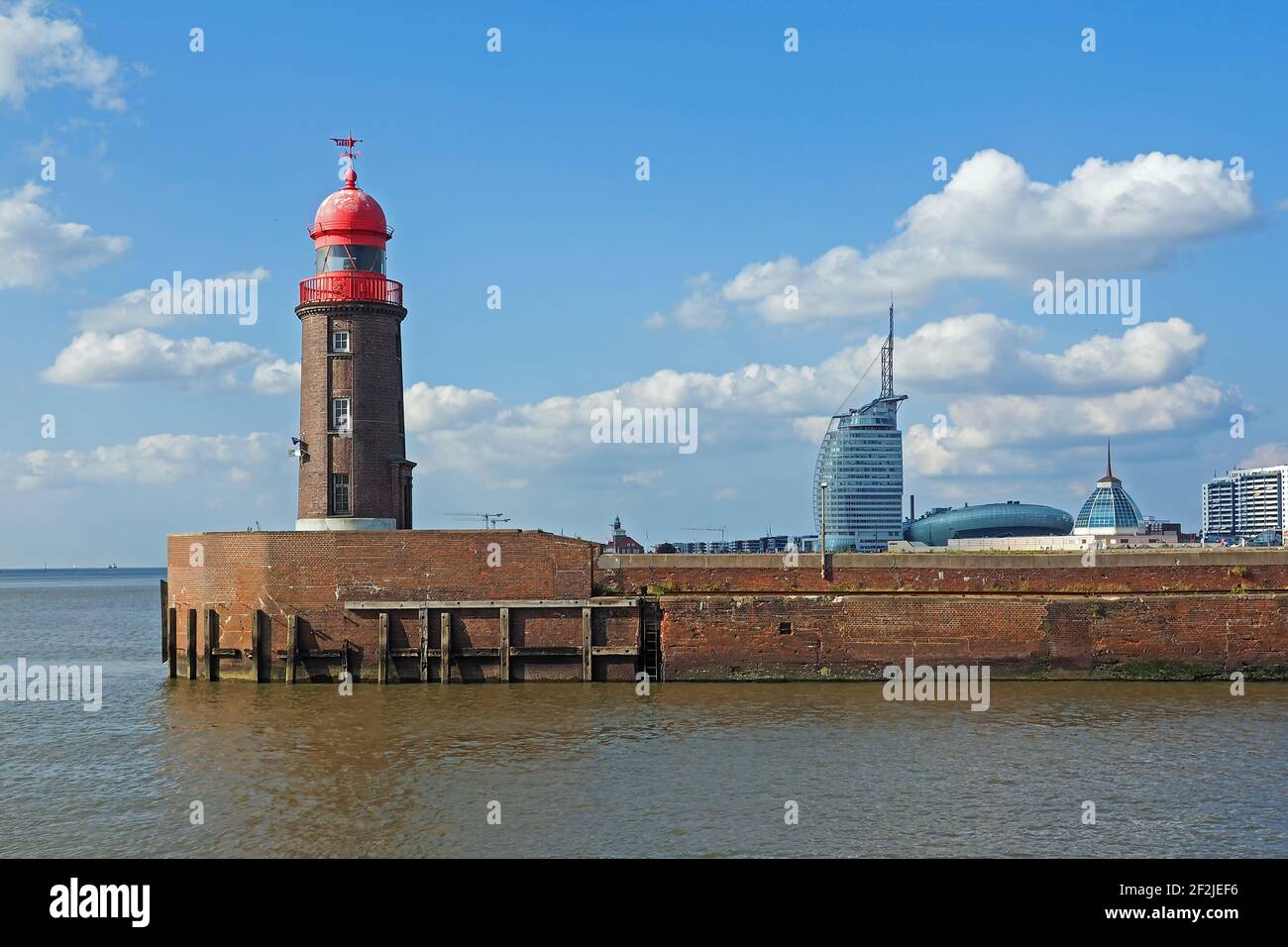 Bremerhaven/Bremen/Deutschland - 2018/09/02: Stadtbild von Bremerhaven mit Leuchtturm Stockfoto
