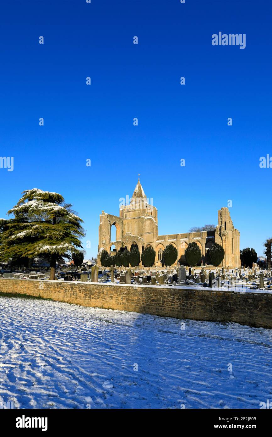 Winterschnee über Crowland Abbey; Crowland Stadt; Lincolnshire; England; Großbritannien Stockfoto