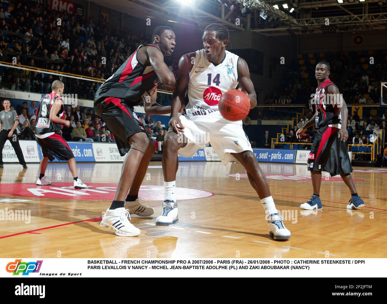 BASKETBALL - FRANZÖSISCHE MEISTERSCHAFT PRO A 2007/2008 - PARIS (FRA) - 26/01/2008 - FOTO : CATHERINE STEENKESTE / DPPI PARIS LEVALLOIS V NANCY - MICHEL JEAN-BAPTISTE ADOLPHE (PL) UND ZAKI ABOUBAKAR (NANCY) Stockfoto