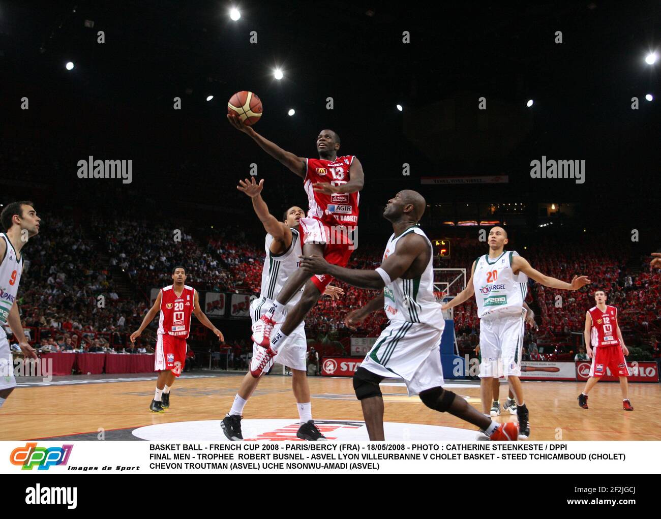 BASKET BALL - FRENCH CUP 2008 - PARIS/BERCY (FRA) - 18/05/2008 - FOTO : CATHERINE STEENKESTE / DPPI FINAL MEN - TROPHEE ROBERT BUSNEL - ASVEL LYON VILLEURBANNE V CHOLET BASKET - STEED TCHICAMBOUD (CHOLET) CHEVON TROUTMAN (ASVEL) UCHE NSONWU-AMADI (ASVEL) Stockfoto