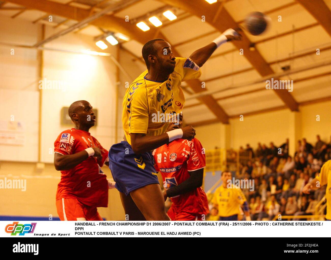 HANDBALL - FRANZÖSISCHE MEISTERSCHAFT D1 2006/2007 - PONTAULT COMBAULT (FRA) - 25/11/2006 - FOTO : CATHERINE STEENKESTE / DPPI PONTAULT COMBAULT V PARIS - MAROUENE EL HADJ AHMED (PC) Stockfoto