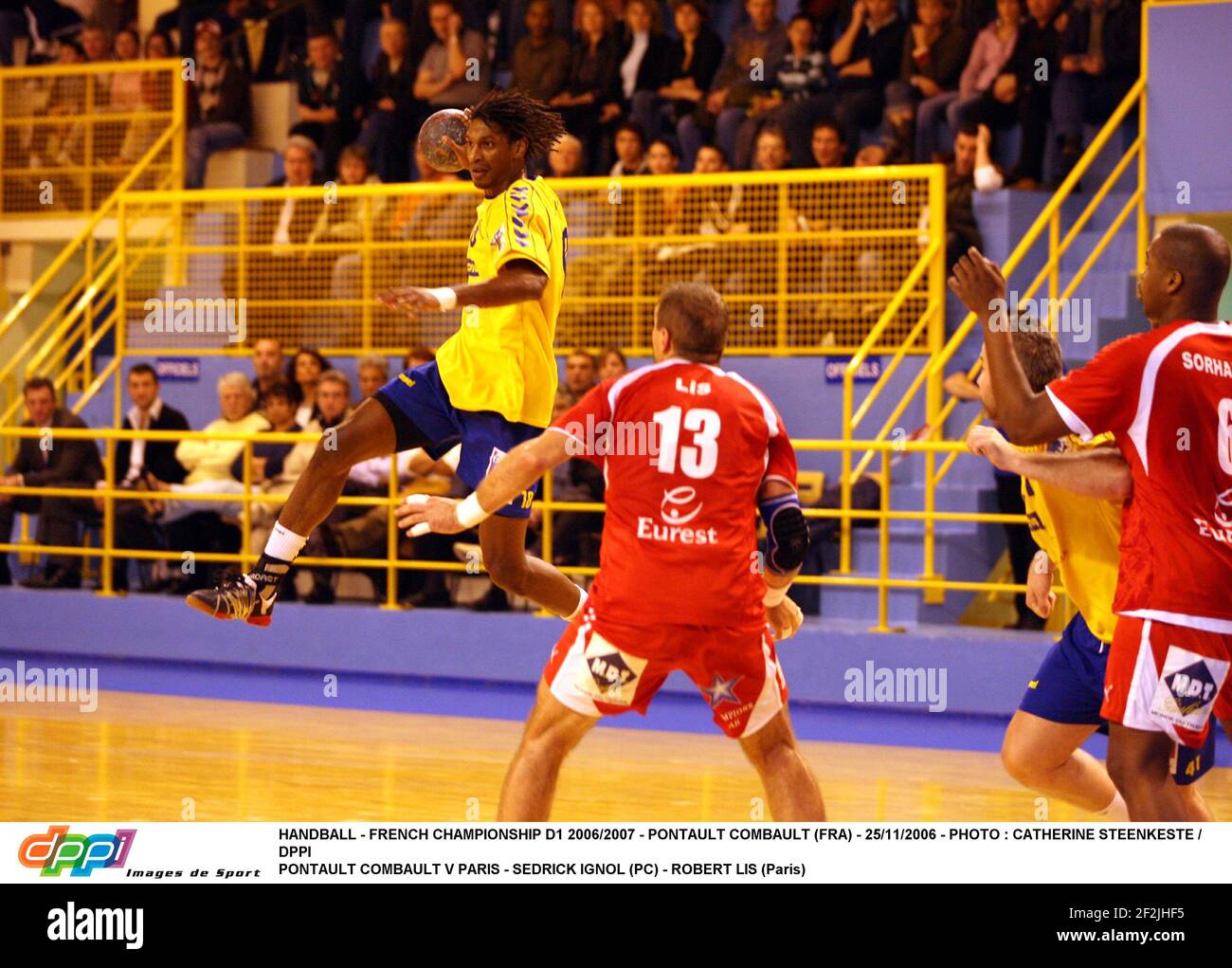 HANDBALL - FRANZÖSISCHE MEISTERSCHAFT D1 2006/2007 - PONTAULT COMBAULT (FRA) - 25/11/2006 - FOTO : CATHERINE STEENKESTE / DPPI PONTAULT COMBAULT V PARIS - SEDRICK IGNOL (PC) - ROBERT LIS (PARIS) Stockfoto