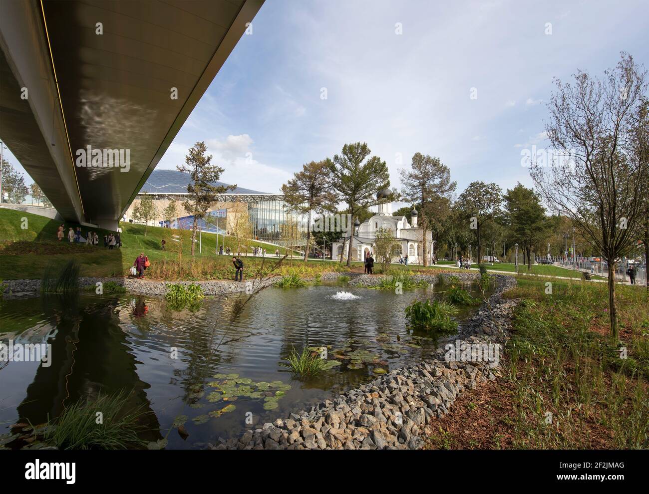 Die schwimmende Brücke des Sarjadje Parks auf dem Moskworetski Ufer des