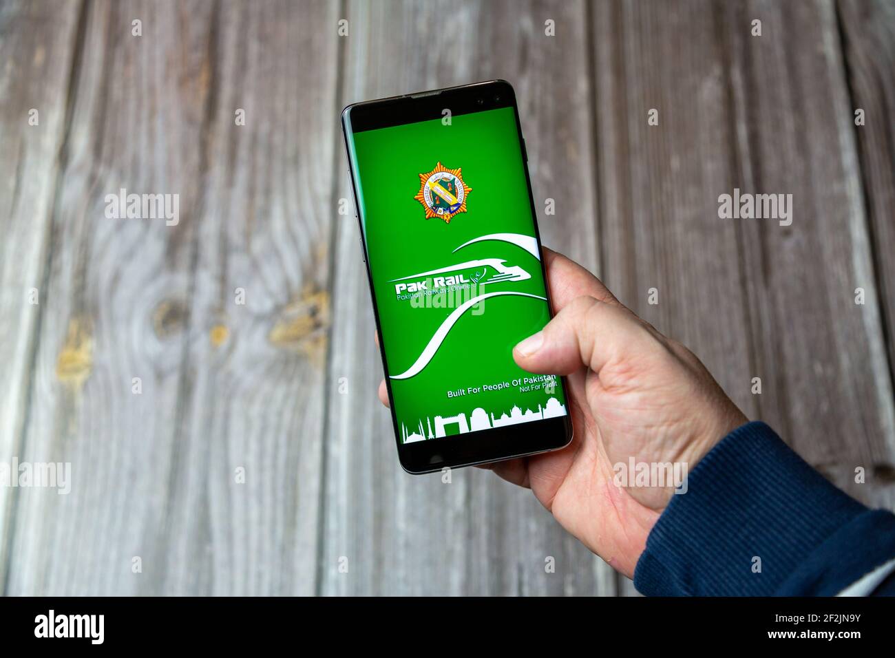 Ein Mobiltelefon oder Mobiltelefon, das in einem gehalten wird Hand mit der Pak Rail App geöffnet auf dem Bildschirm Stockfoto