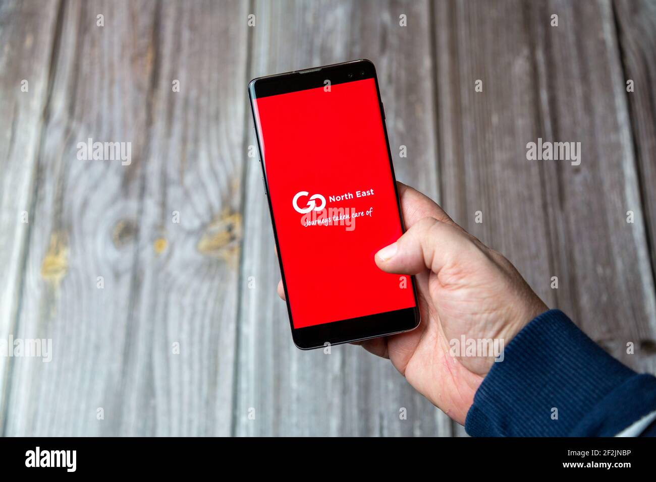 Ein Mobiltelefon oder Mobiltelefon, das in einem gehalten wird Hand mit der Go North East App auf dem Bildschirm geöffnet Stockfoto