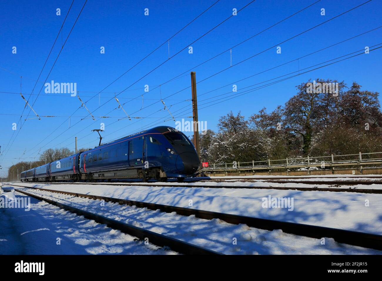 Klasse 802, Hull Züge Azuma Zug im Schnee, East Coast Main Line Railway, Peterborough, Cambridgeshire, England, UK Stockfoto