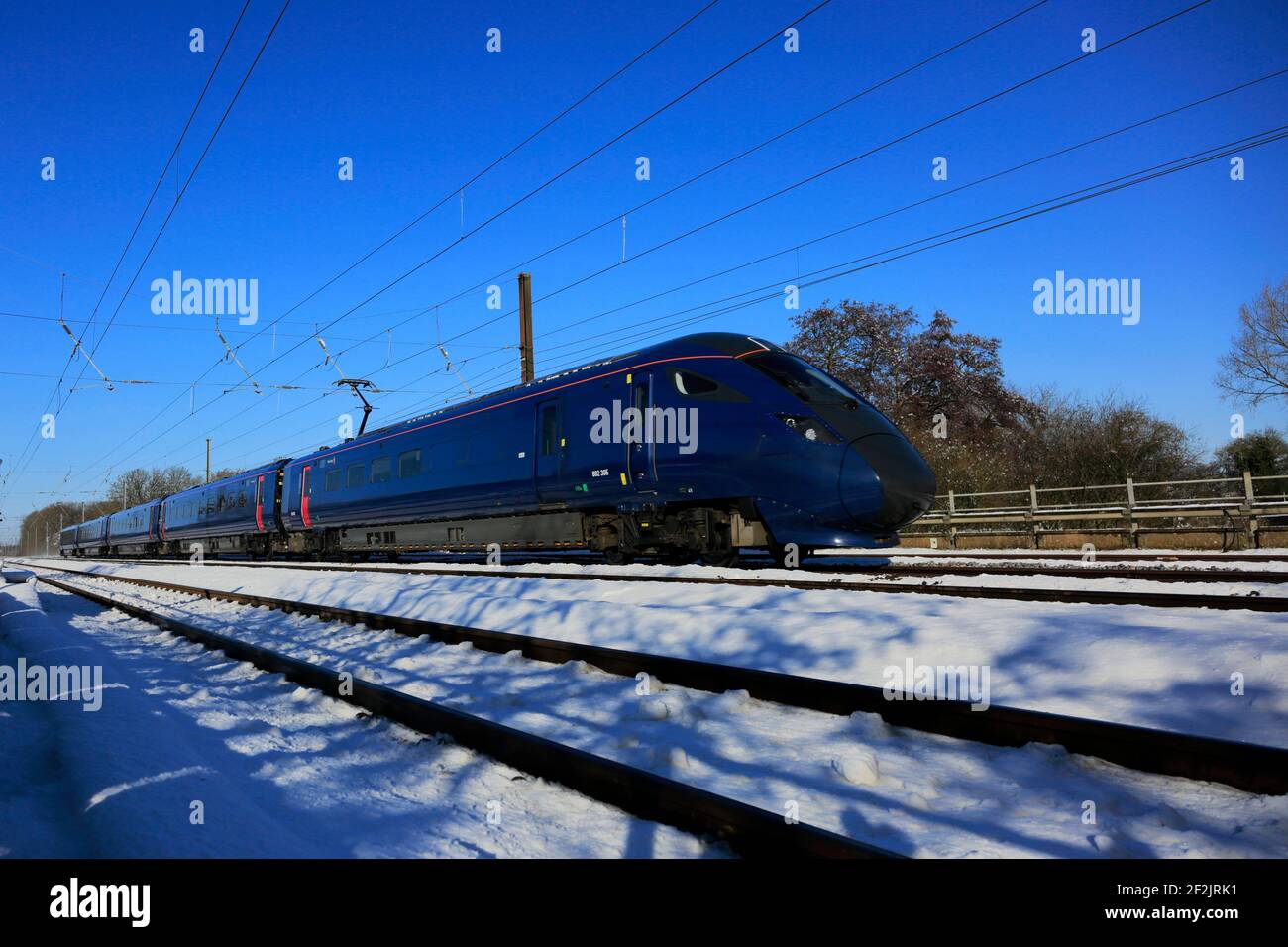 Klasse 802, Hull Züge Azuma Zug im Schnee, East Coast Main Line Railway, Peterborough, Cambridgeshire, England, UK Stockfoto