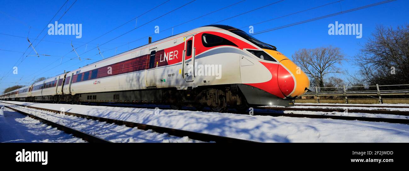 Klasse 800, LNER Azuma Zug im Schnee, East Coast Main Line Railway, Peterborough, Cambridgeshire, England, UK Stockfoto