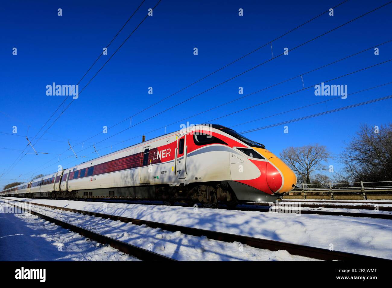 Klasse 800, LNER Azuma Zug im Schnee, East Coast Main Line Railway, Peterborough, Cambridgeshire, England, UK Stockfoto