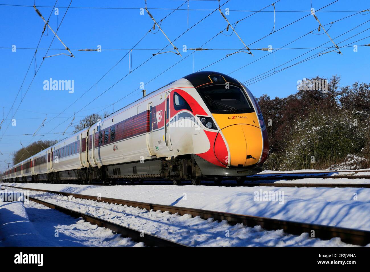 Klasse 800, LNER Azuma Zug im Schnee, East Coast Main Line Railway, Peterborough, Cambridgeshire, England, UK Stockfoto