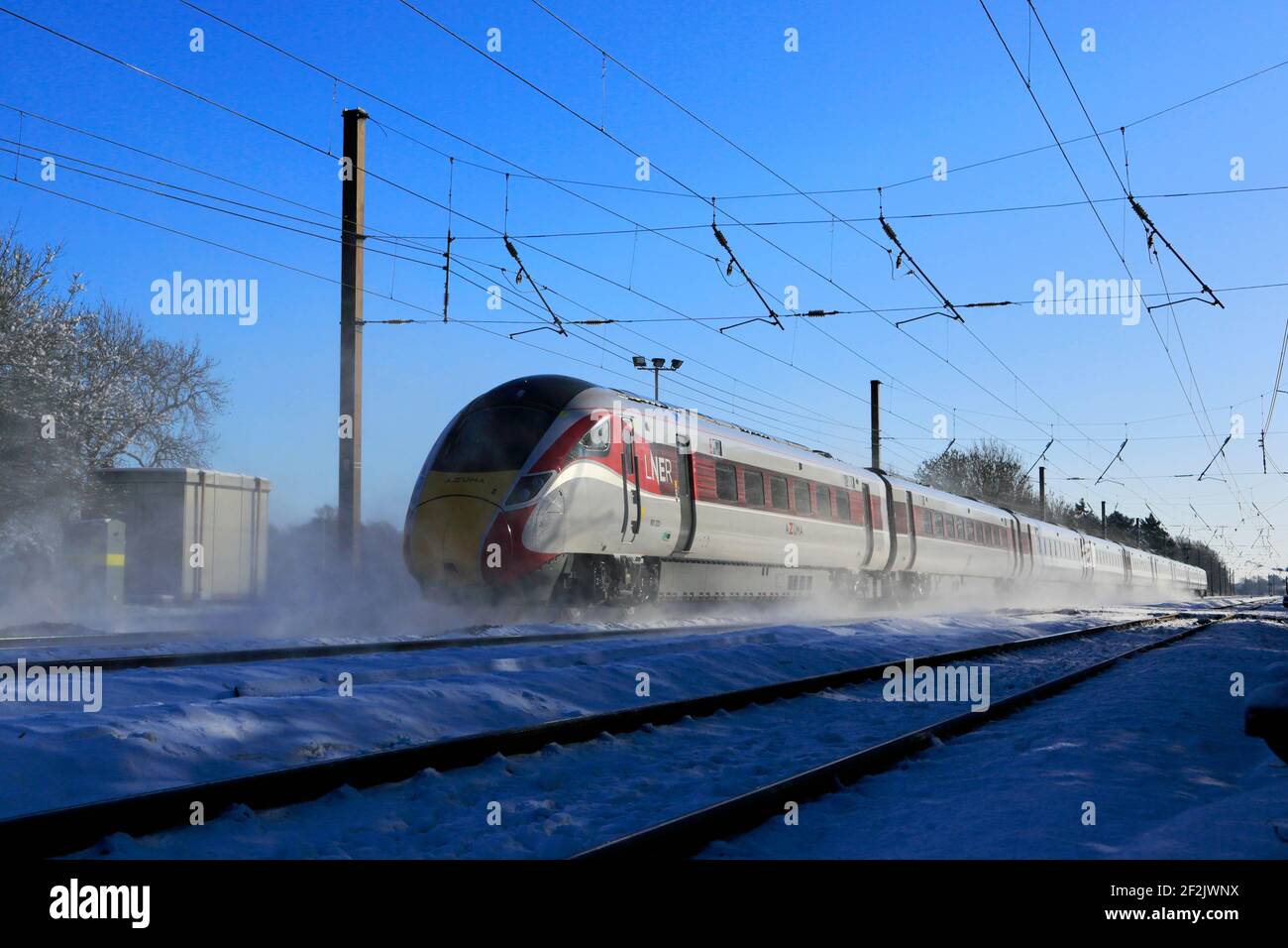 Klasse 800, LNER Azuma Zug im Schnee, East Coast Main Line Railway, Peterborough, Cambridgeshire, England, UK Stockfoto