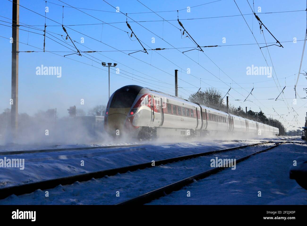 Klasse 800, LNER Azuma Zug im Schnee, East Coast Main Line Railway, Peterborough, Cambridgeshire, England, UK Stockfoto