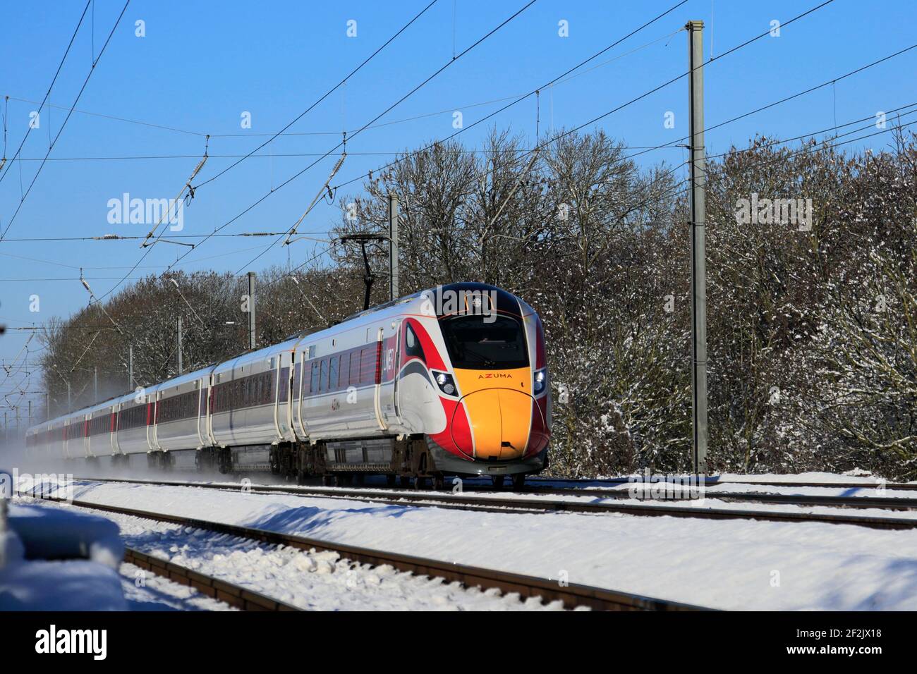Klasse 800, LNER Azuma Zug im Schnee, East Coast Main Line Railway, Peterborough, Cambridgeshire, England, UK Stockfoto