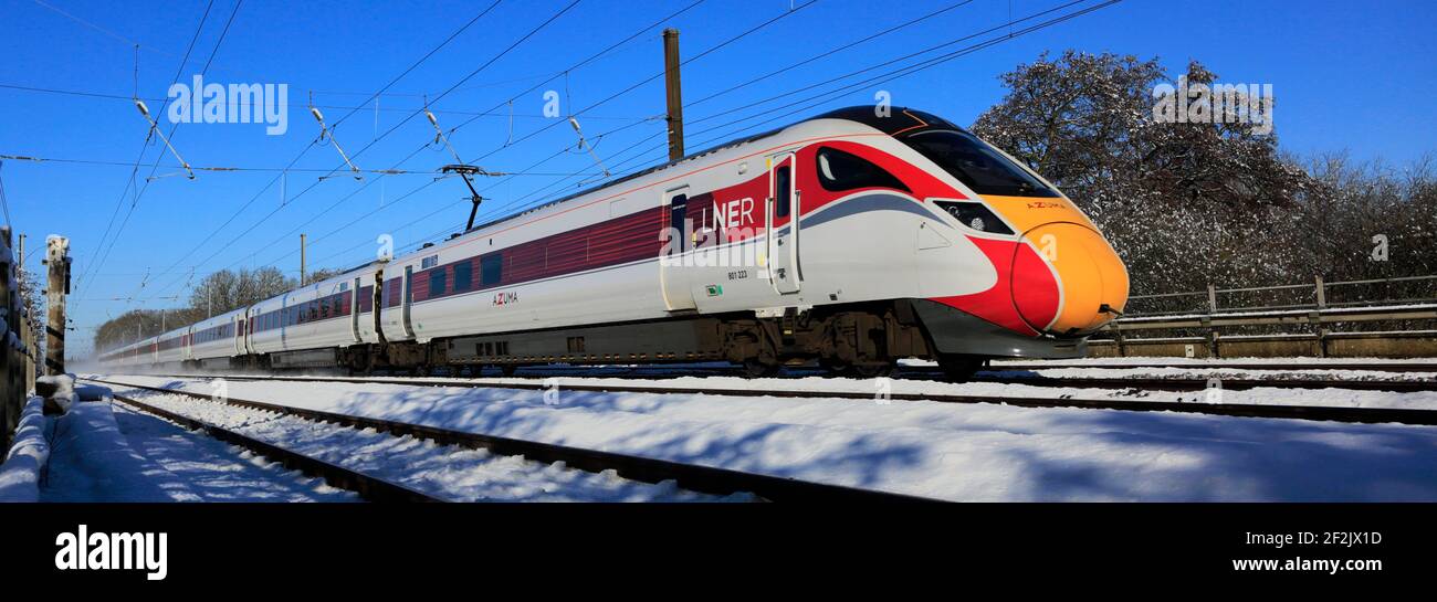 Klasse 800, LNER Azuma Zug im Schnee, East Coast Main Line Railway, Peterborough, Cambridgeshire, England, UK Stockfoto