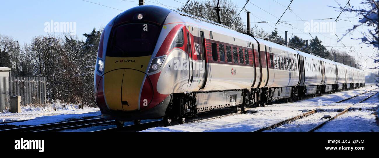 Klasse 800, LNER Azuma Zug im Schnee, East Coast Main Line Railway, Peterborough, Cambridgeshire, England, UK Stockfoto