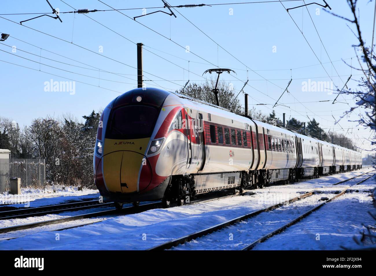 Klasse 800, LNER Azuma Zug im Schnee, East Coast Main Line Railway, Peterborough, Cambridgeshire, England, UK Stockfoto