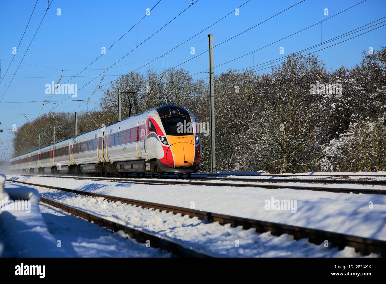Klasse 800, LNER Azuma Zug im Schnee, East Coast Main Line Railway, Peterborough, Cambridgeshire, England, UK Stockfoto