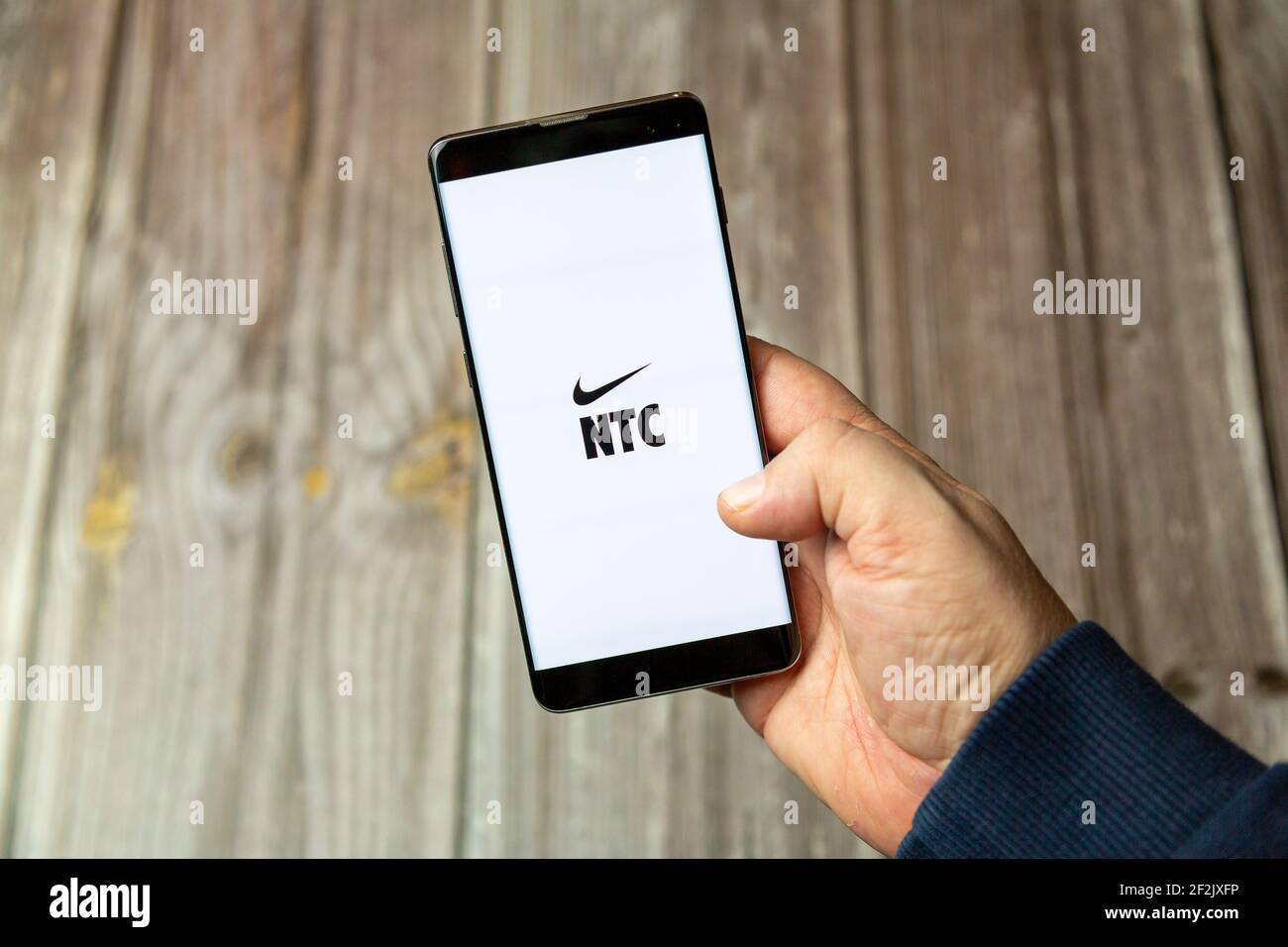 Ein Mobiltelefon oder Mobiltelefon, das in einem gehalten wird Hand mit  geöffneter Nike NTC App auf dem Bildschirm Stockfotografie - Alamy