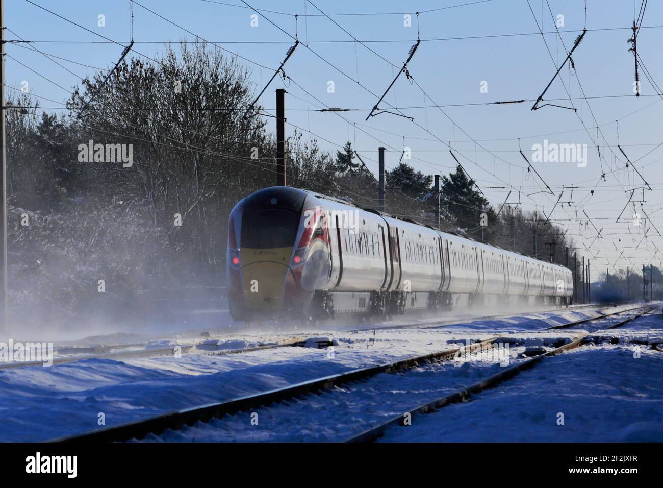 Klasse 800, LNER Azuma Zug im Schnee, East Coast Main Line Railway, Peterborough, Cambridgeshire, England, UK Stockfoto