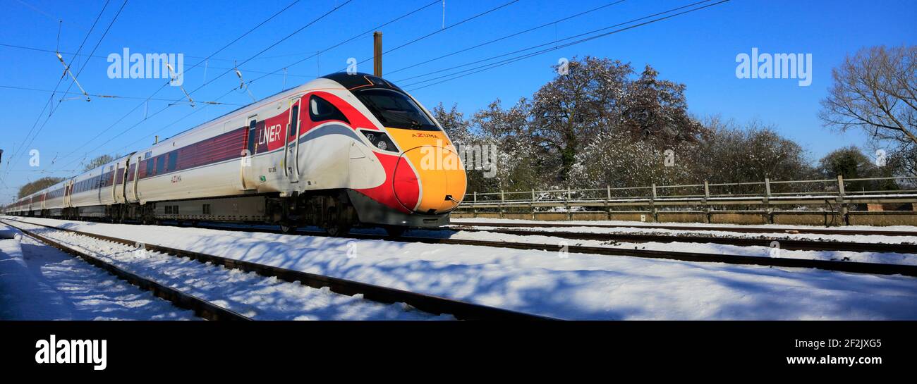 Klasse 800, LNER Azuma Zug im Schnee, East Coast Main Line Railway, Peterborough, Cambridgeshire, England, UK Stockfoto