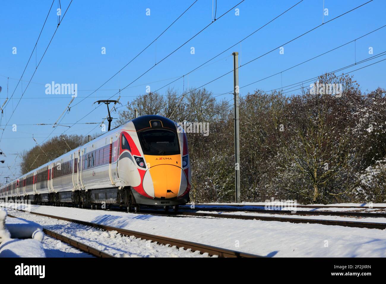 Klasse 800, LNER Azuma Zug im Schnee, East Coast Main Line Railway, Peterborough, Cambridgeshire, England, UK Stockfoto