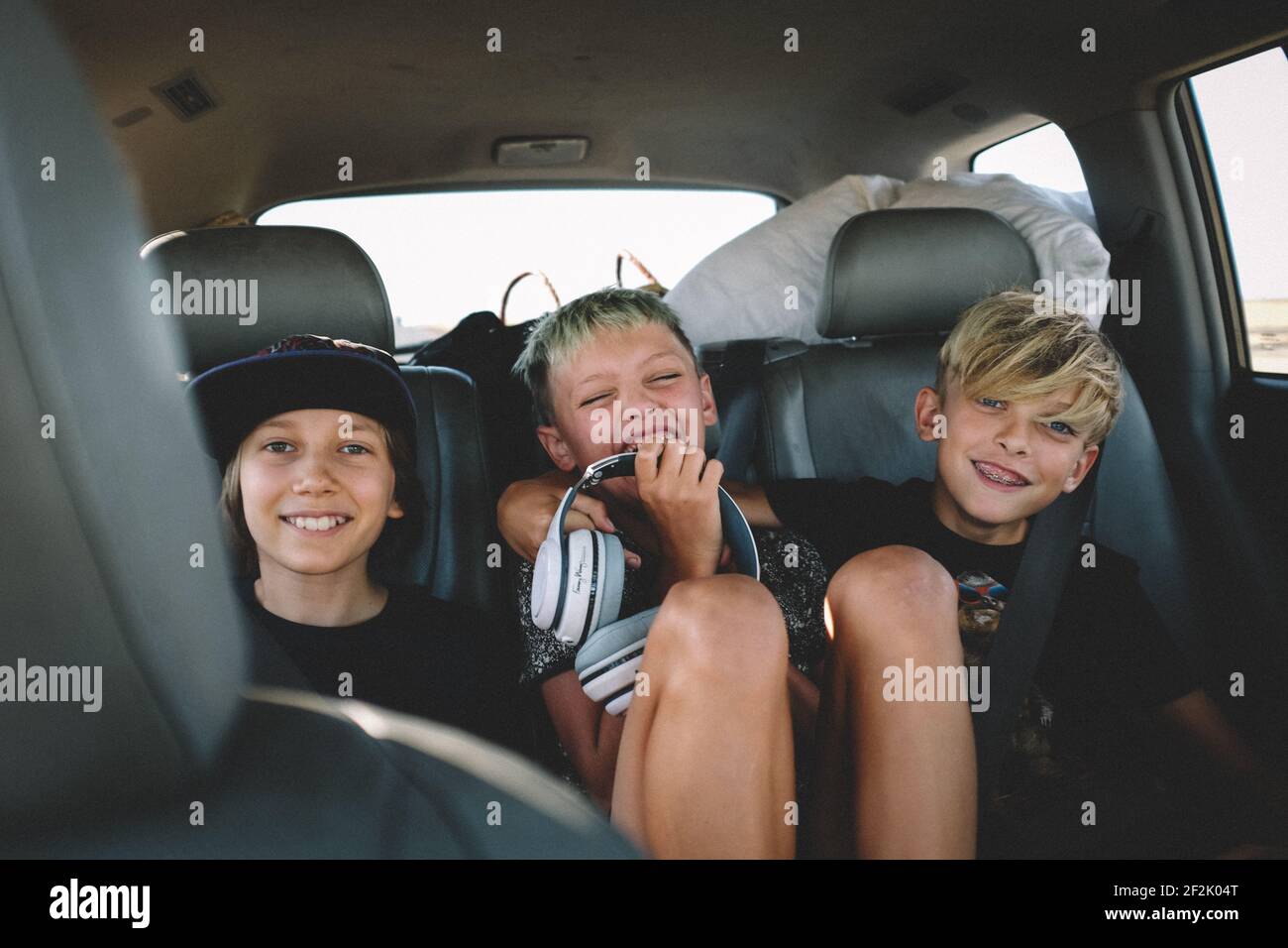 Drei beste Freunde auf einem Road Trip Giggle aus der Rücksitz Stockfoto